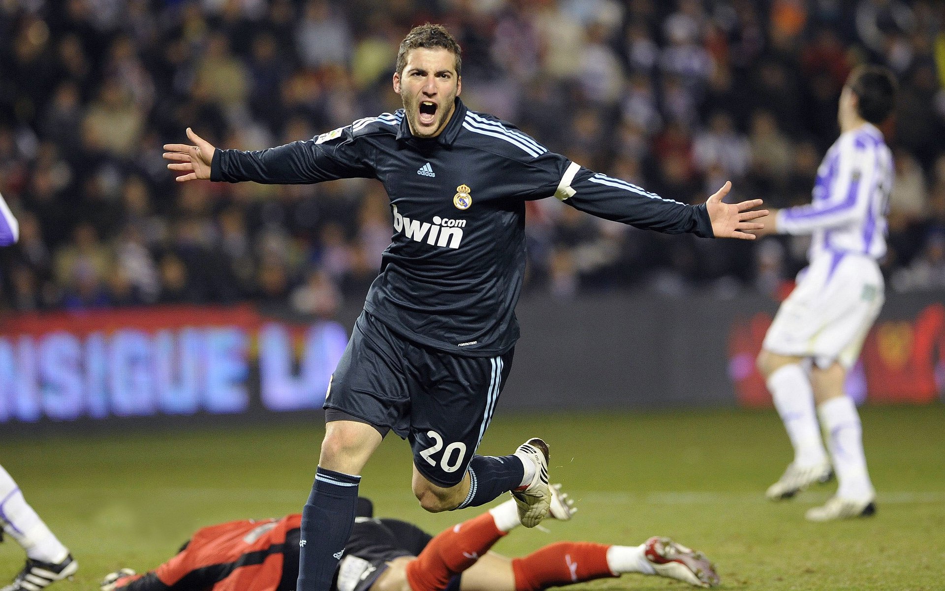 意大利足球比赛现场禁止喊骂，体育风气改良，意大利足球队粗暴吗